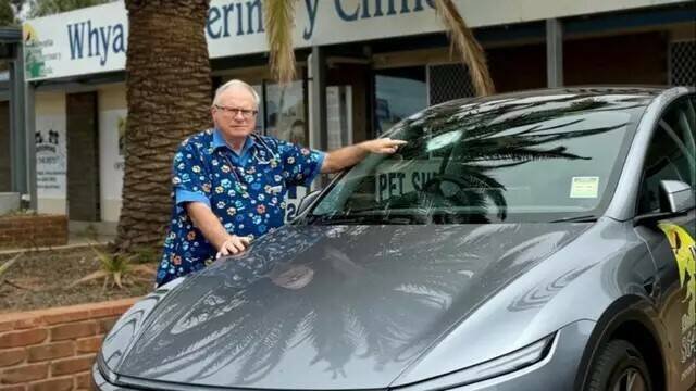 南澳州兽医安德鲁．梅尔维尔-史密斯（Andrew Melville-Smith）指著其遭神秘物体击中的特斯拉汽车挡风玻璃，该事件目前正由南澳博物馆调查中。（Andrew Melville-Smith/Facebook）