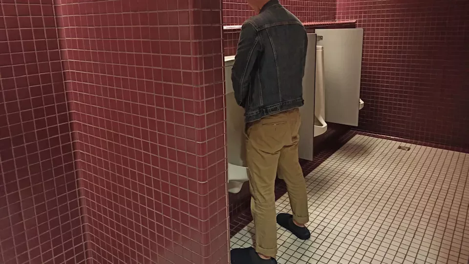 傻眼!男进公厕看学生小便 竟伸手捧尿喝下说这句话