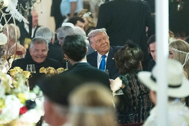 “了不起的特朗普”花天酒地,4200万美国人却正挨饿