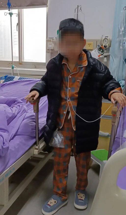 小烨十二指肠、小肠、胰腺、胆囊全被切掉，胃切除了2/3，结肠剩下不到50公分，整个消化系统几乎被切光。（取自微博）