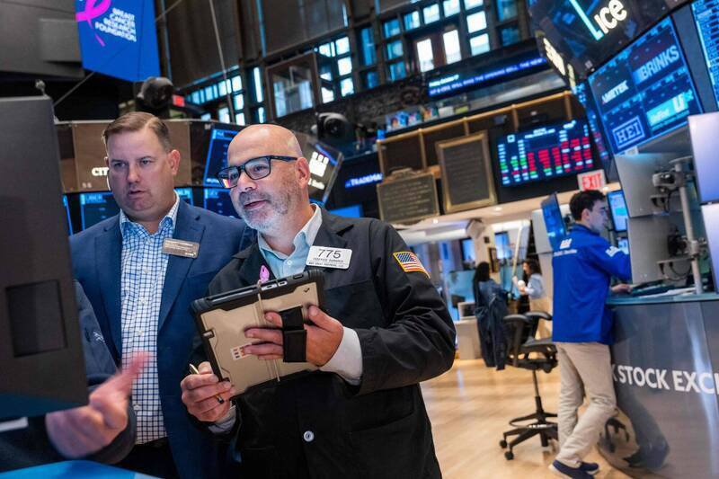 全球股市警鐘敲響!高盛、大摩示警稱,未來2年內,股市將回調1-2成。(法新社)