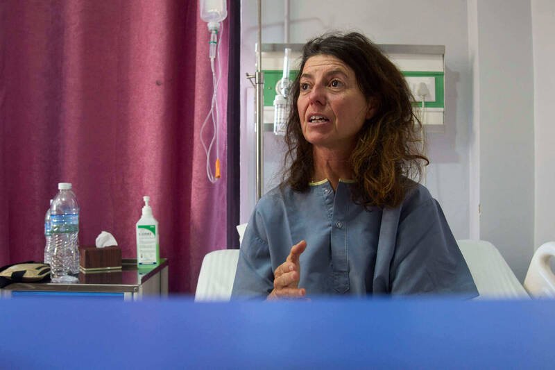 亚隆里峰雪崩生还者伊莎贝尔·索朗格（Isabelle Solange），4日向媒体说明事发经过。（美联社）