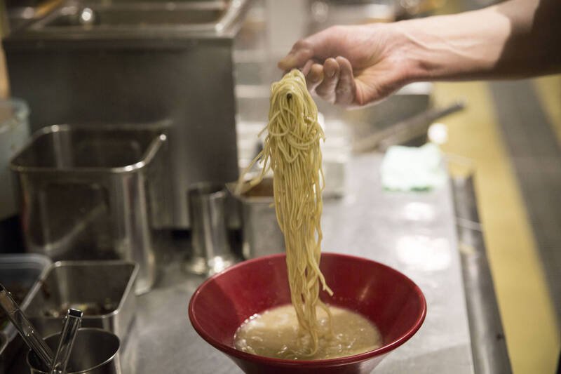 京都佛教大学推出「100百圆拉面」（约台币20元），减轻学生负担。拉面示意图。（彭博）