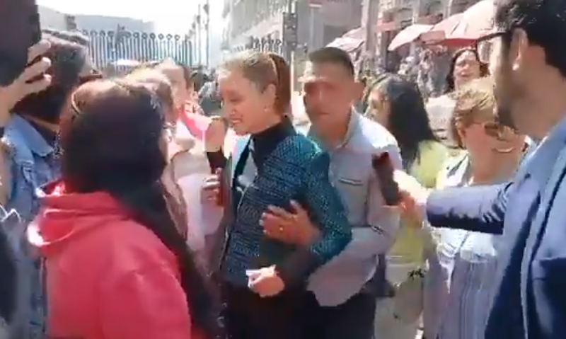 墨西哥总统薛恩鲍姆．在街头差点被袭胸。（图撷自「@GildoGarzaMx」X帐号）