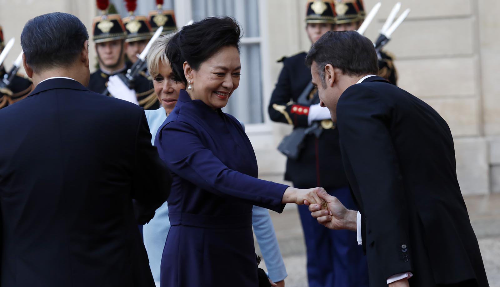 姚诚爆彭丽媛军装视察照片时间地点 星岛日报或奉命放风。图为2024年5月6日,法国总统马克龙(右)和夫人布丽吉特-马克龙(后排右)与前来巴黎爱丽舍宫赴宴的中共总书记习近平(左)和夫人彭丽媛互致问候。(Photo by Antoine Gyori - Corbis/Corbis via Getty Images)