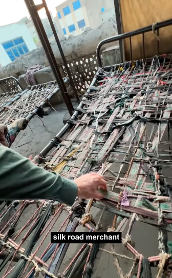 每晚25美分 小伙住“全球最便宜旅馆” 恐怖了…