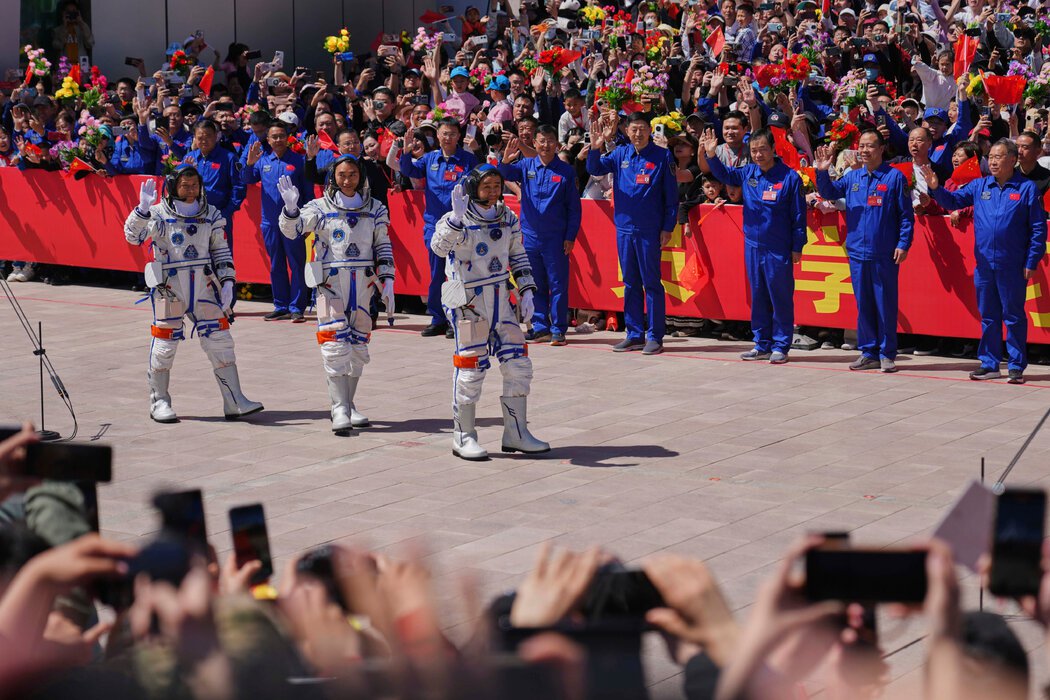 神舟二十号载人航天任务的中国航天员今年早些时候在中国西北部的酒泉卫星发射中心参加载人航天任务欢送仪式。