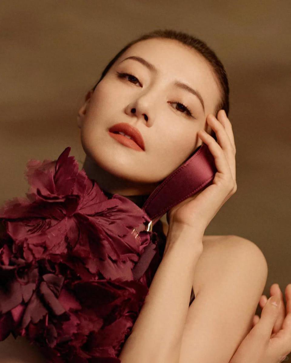 46岁高圆圆活动生图：脸上褶子多含胸驼背 她身边整容脸网红惊艳