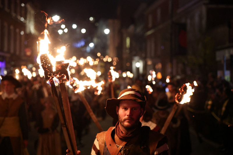 一年一度的篝火之夜竟让英国各地陷入混乱。（路透社）