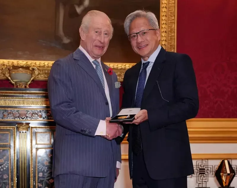 黄仁勋获英王接见！查尔斯第一句话让他惊讶