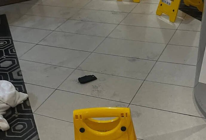 1名男子6日在澳洲墨尔本国际机场休息室中被烧伤，原因是他口袋中的锂电池行动电源过热起火。（撷自Instagram）