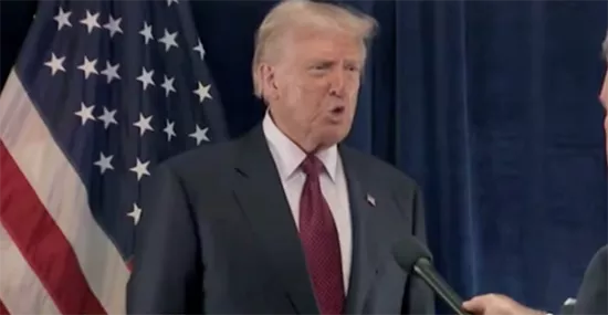 被问急眼了,特朗普怒喷记者:虚假、令人作呕