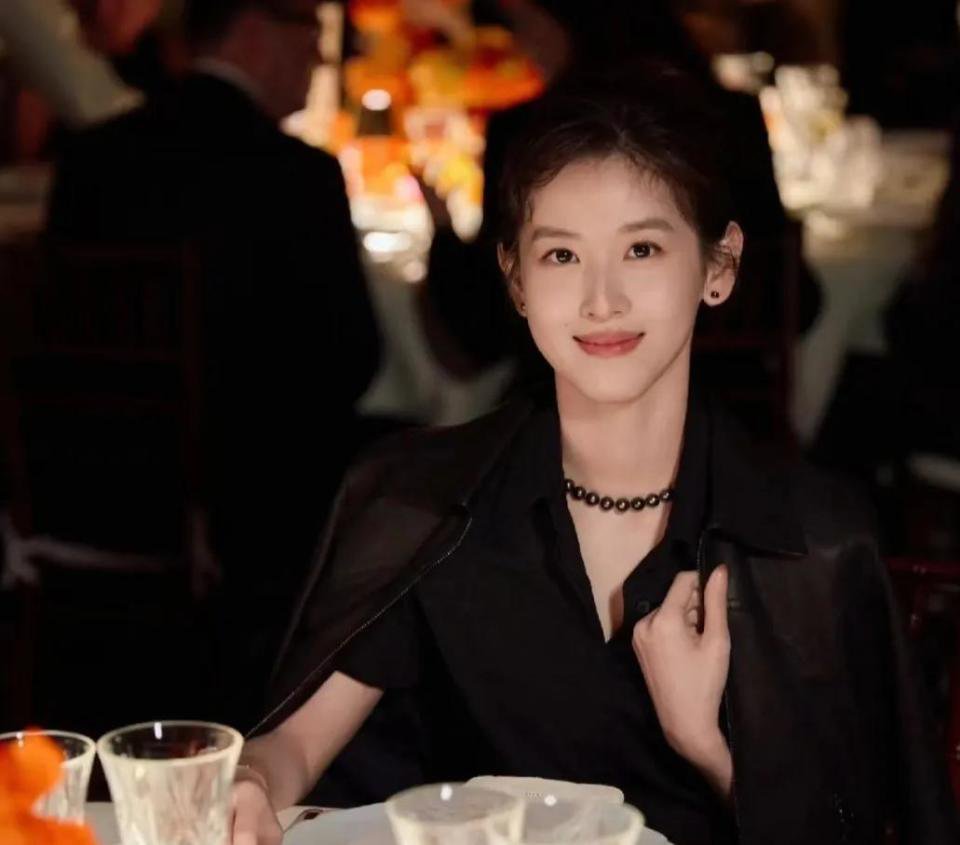 章泽天英国出席晚宴 打扮引全网争议 肋骨外翻引热议？