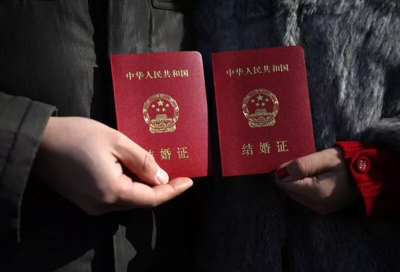 夜店领证、结婚送鸡蛋......中国疯“催婚”花招百出