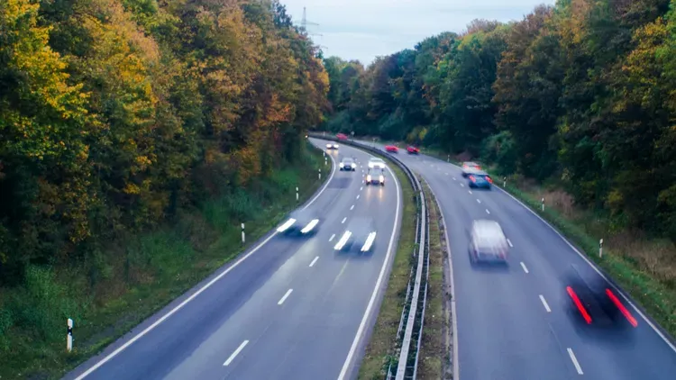 时速145公里飙高速公路同时嘿咻 情侣被捕