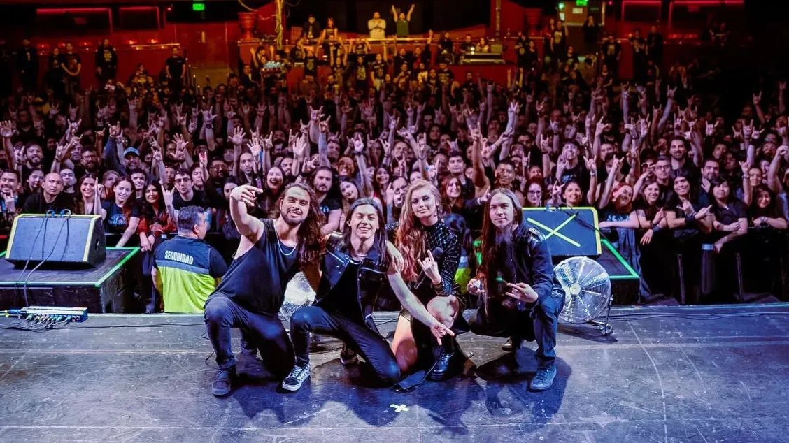 世界小姐佳丽吼唱死亡金属爆红 网：以为是AI