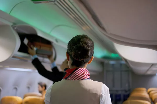 空姐上班一天就被开除,"只是拿了几瓶水"