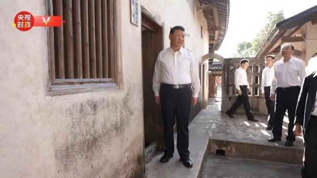 习近平向父亲的恩人铜像鞠躬   献花篮