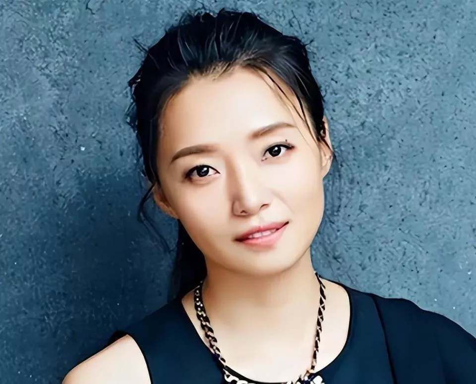 亮剑20年后,两位演员不幸遗憾离世,漂亮的秀芹低调嫁人