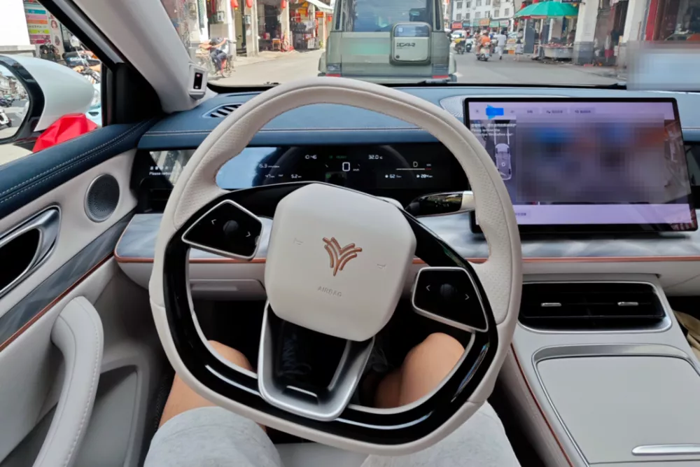 年轻人捡漏倒闭车企“烂尾车”，有人半价买哪吒