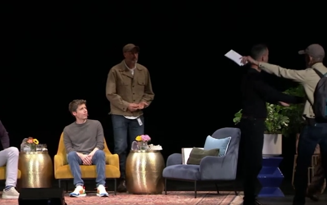 奥特曼近日出席一场公开对谈，一名男子突然冲上讲台，宣称要给奥特曼「传票」。（图翻摄自X平台）