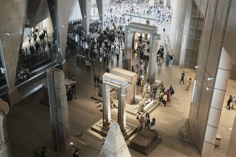 大埃及博物馆4日起正式全面开放参观，游客络绎不绝。（美联社）