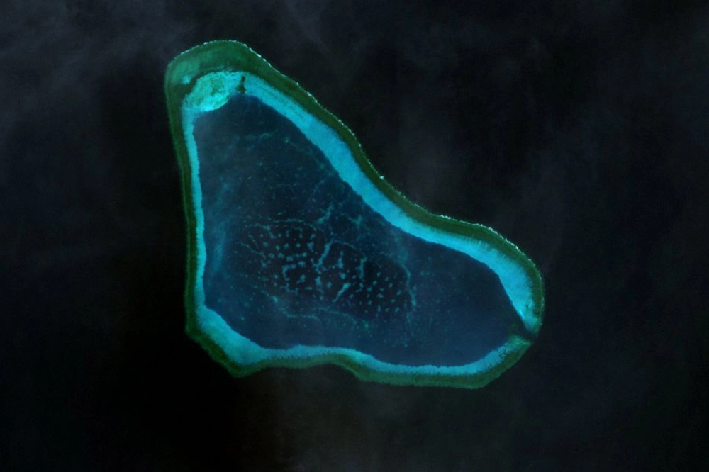 从中国在黄岩岛周边最新的安全与军事部署中,可以观察到其移动模式具有高度的清晰性、弹性和长期战略考量。 (维基百科) 从中国在黄岩岛周边最新的安全与军事部署中,可以观察到其移动模式具有高度的清晰性、弹性和长期战略考量。 (维基百科)