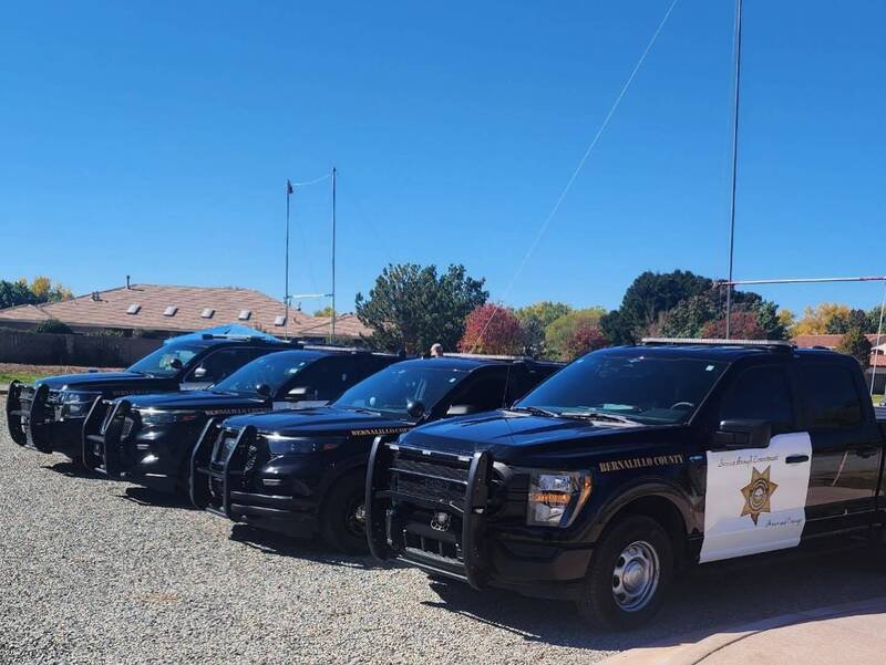 美国新墨西哥州伯纳利欧郡阿布奎基一处民宅发生双尸案，凶嫌供称是蟑螂指示他杀人。图为伯纳利欧郡警车。（图撷自Bernalillo County Sheriff's Office脸书）