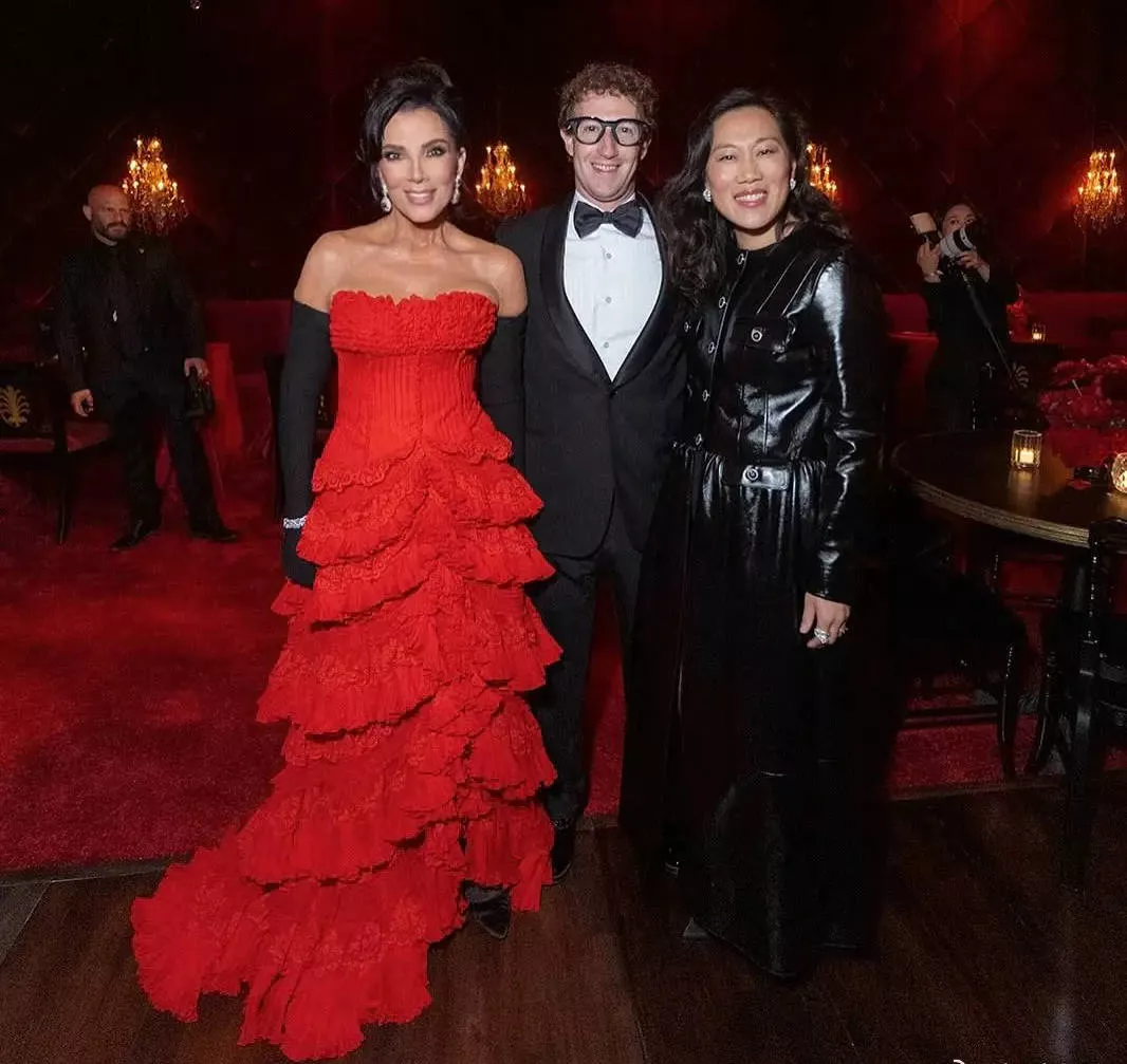 卡戴珊太后70岁生日会名流云集,一袭红裙状态超赞