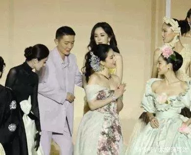 杨幂刘亦菲后台画面曝光，同桌零互动气氛尴尬