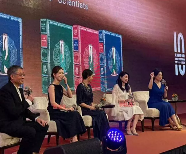 郭晶晶科学晚宴，跟章泽天差别太大了