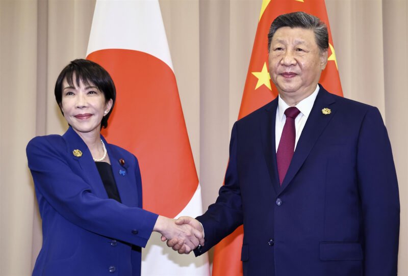 日本首相高市早苗（左）與中國國家主席習近平（右）31日在韓國慶州舉辦的亞太經濟合作會議（APEC）峰會場邊舉行領袖會談前握手。（共同社）