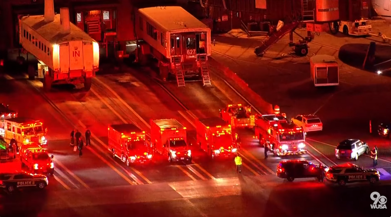 美国杜勒斯国际机场10日发生接驳车冲撞事故，至少18人受伤。（撷取自WUSA9 YT）
