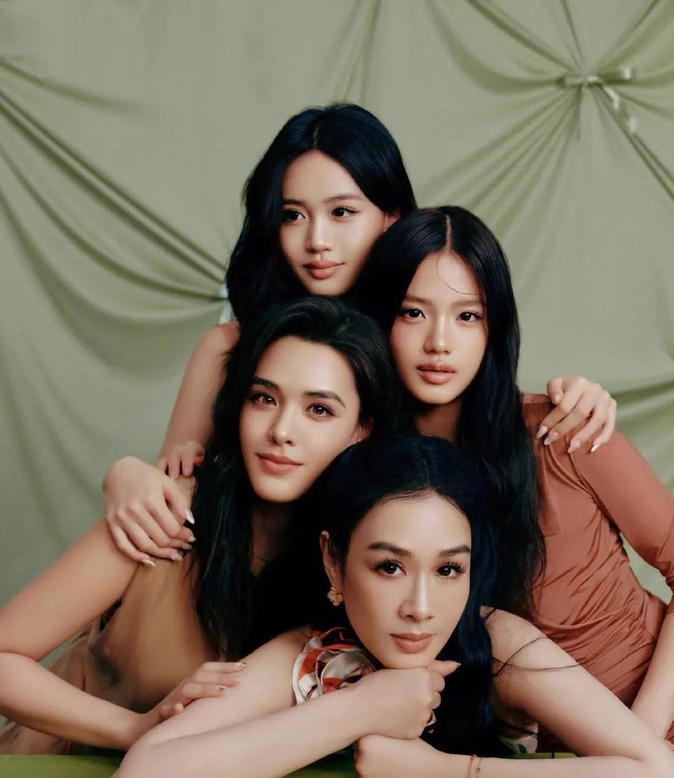 香港知名女歌手与李克勤儿子,手牵手亲密互动