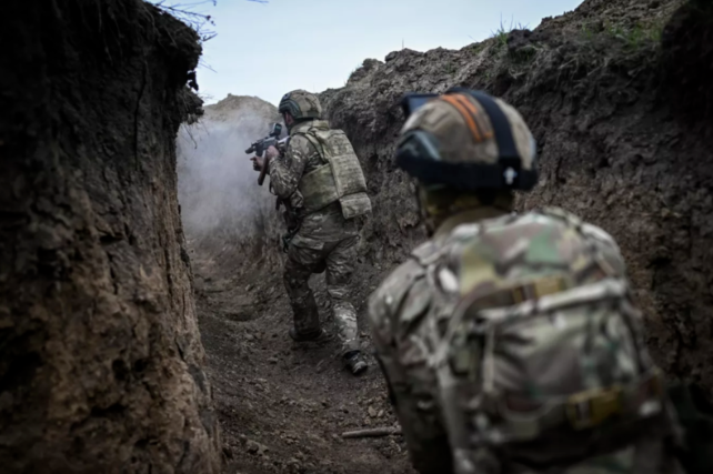 俄军突袭逼近城区 乌军战线面临崩溃边缘 俄军突袭逼近城区 乌军战线面临崩溃边缘