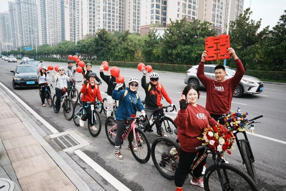 90后情侣因骑行结缘举办“骑行婚礼”：接亲队伍由骑友担任