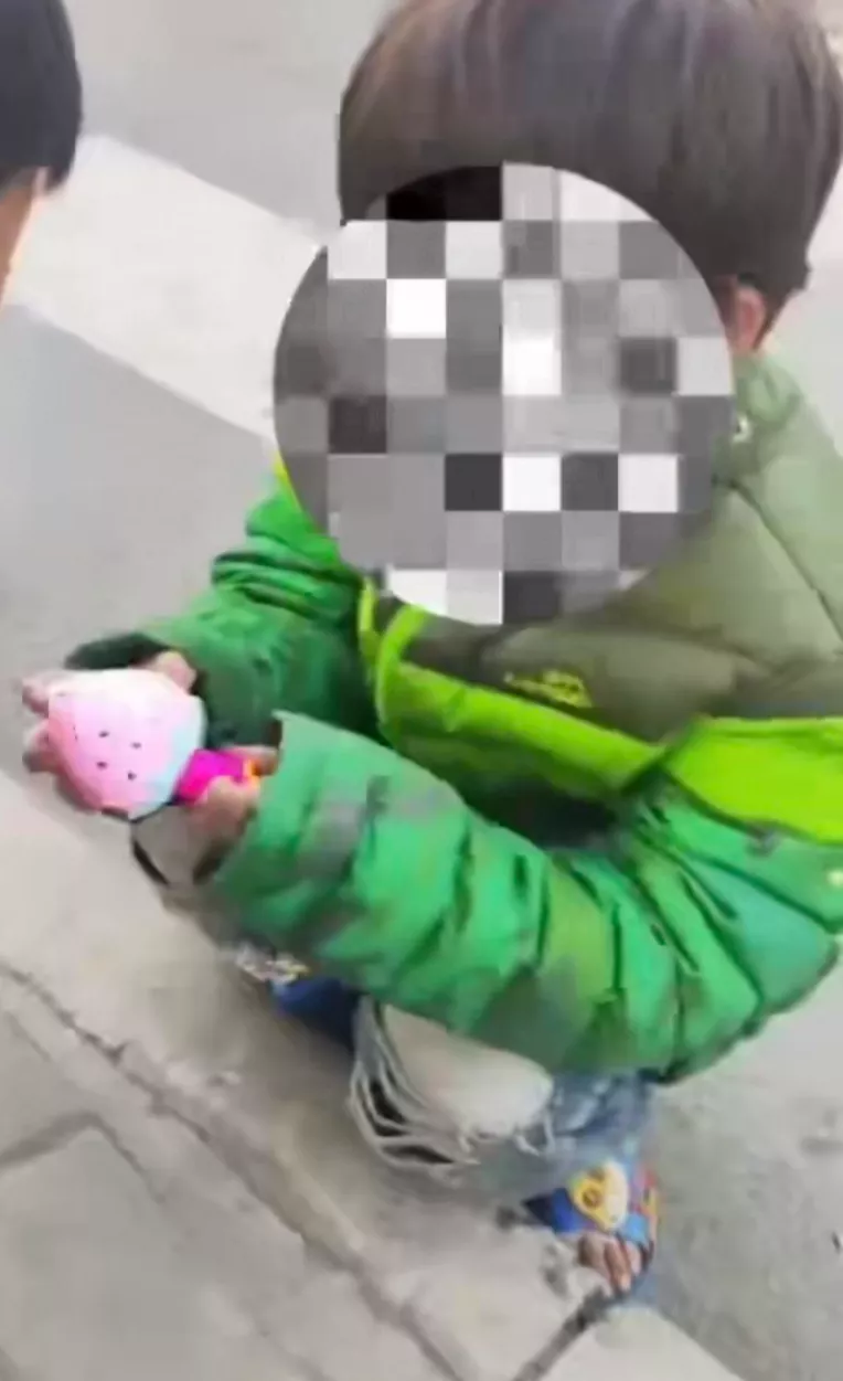 当地妇联回应“妈妈去世，8岁女孩冬天穿拖鞋外出”