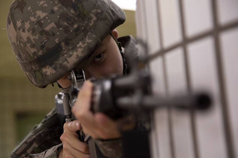 南韩一名中韩混血的22岁现役士兵，去年8月被中国情报组织吸收为线人，向中国提供军事机密，南韩军事法院11日以泄漏军机等罪嫌，判处5年有期徒刑，并追缴不当所得1800万韩元。图为南韩士兵示意图。（欧新社）