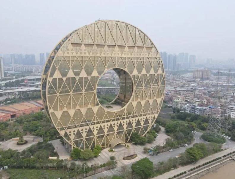 位于中国广东省的「广州圆大厦」，因外观金色，形似古铜钱又被称作「铜钱大厦」。（图撷取自凤凰网）
