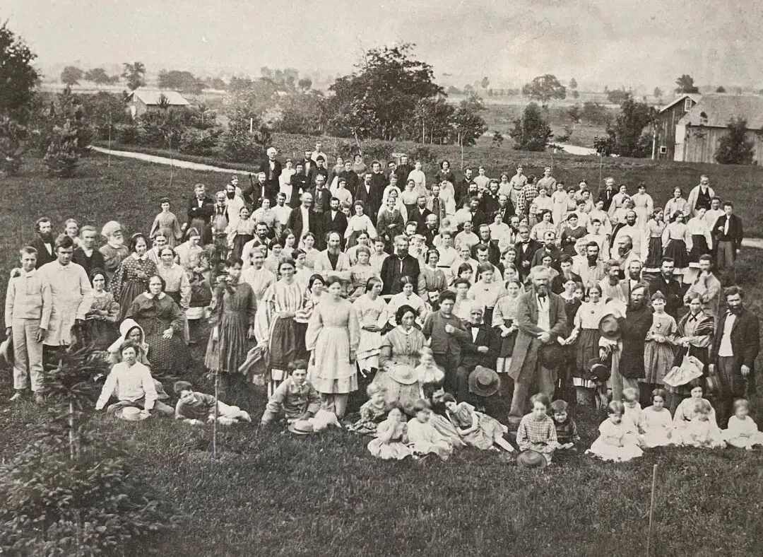 诺伊斯和奥内达公社成员在草坪上的合影，1860年代