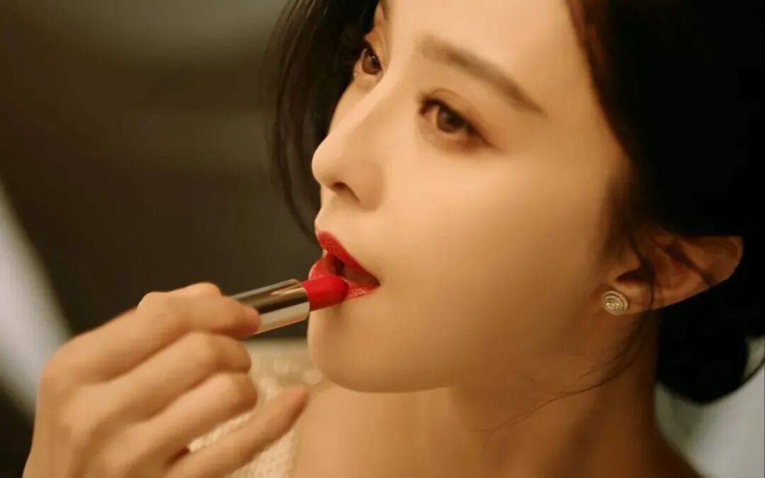 43岁范冰冰亮相东京 头戴纱巾身材圆润 网友:她的胳膊是怎么回事?