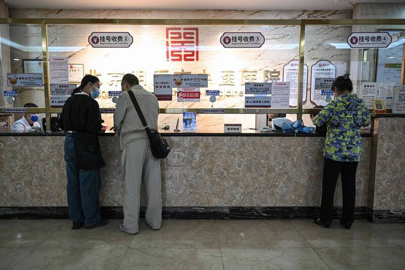 中国经济低迷，医院就诊人数减少，有些地区医师降薪30％。示意图。（法新社资料照）