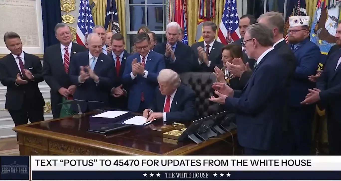 美国政府开启“漫长重启” 航班、粮食券恢复仍需多日