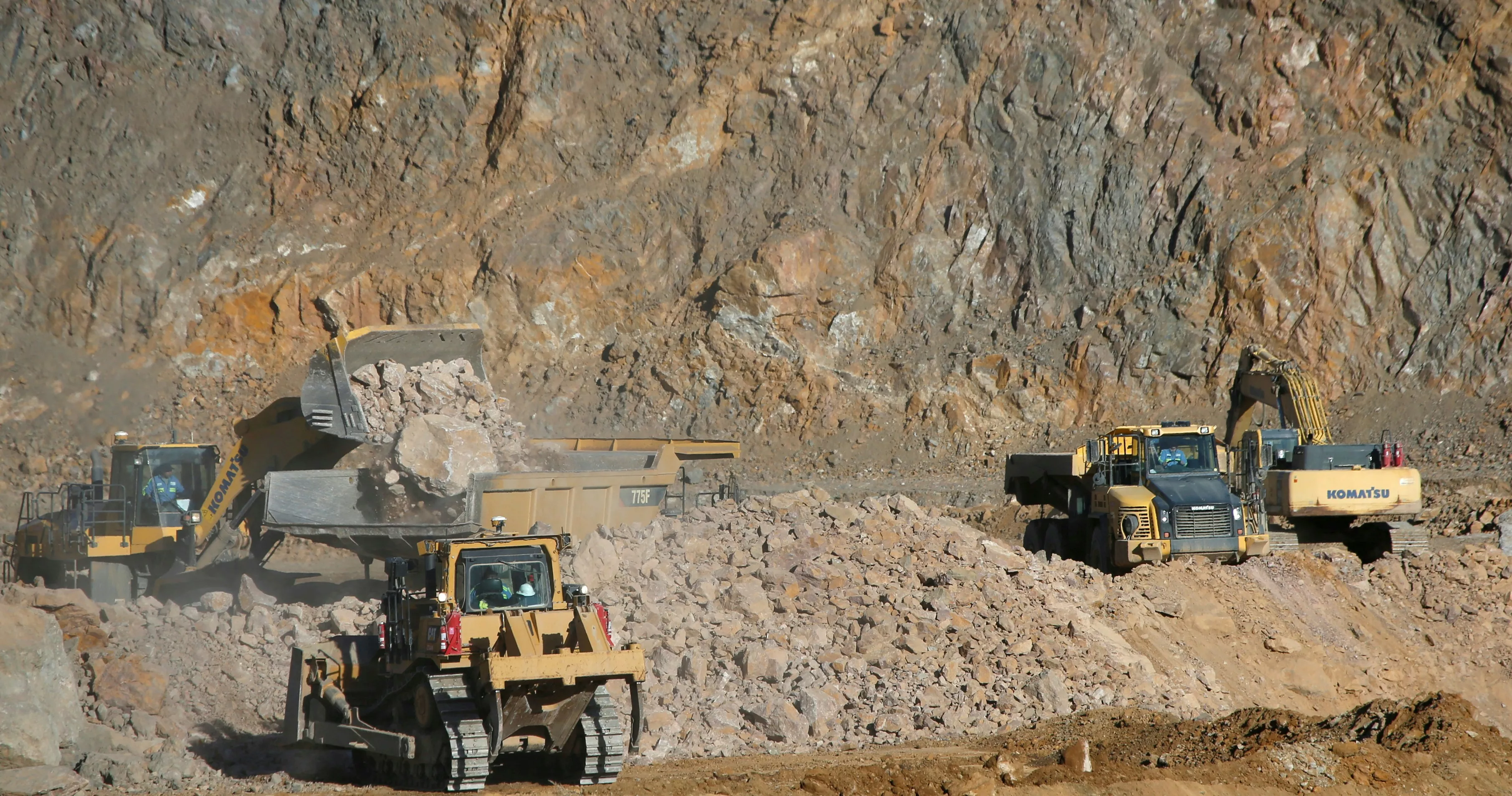 中国向美国举起稀土屠刀后，俄罗斯为什么慌了？