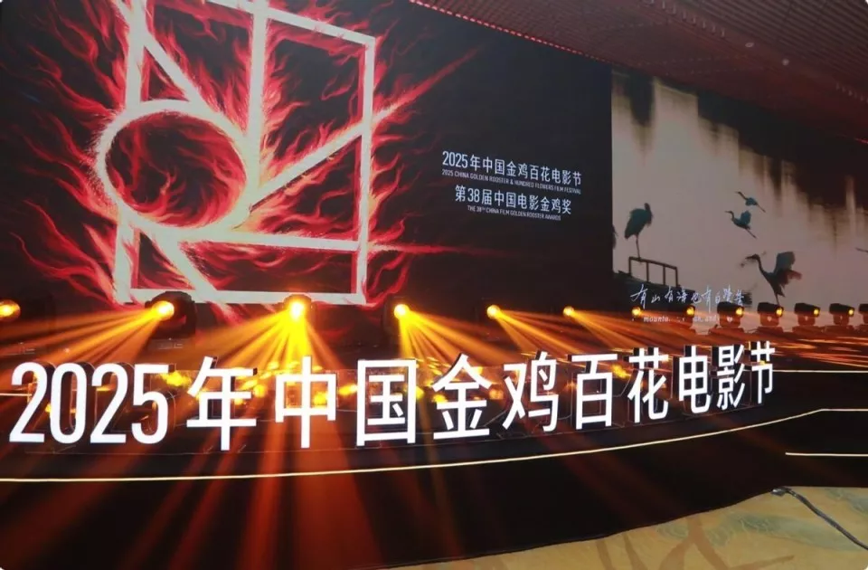 金鸡奖开幕,万茜A爆了,周冬雨美得认不出