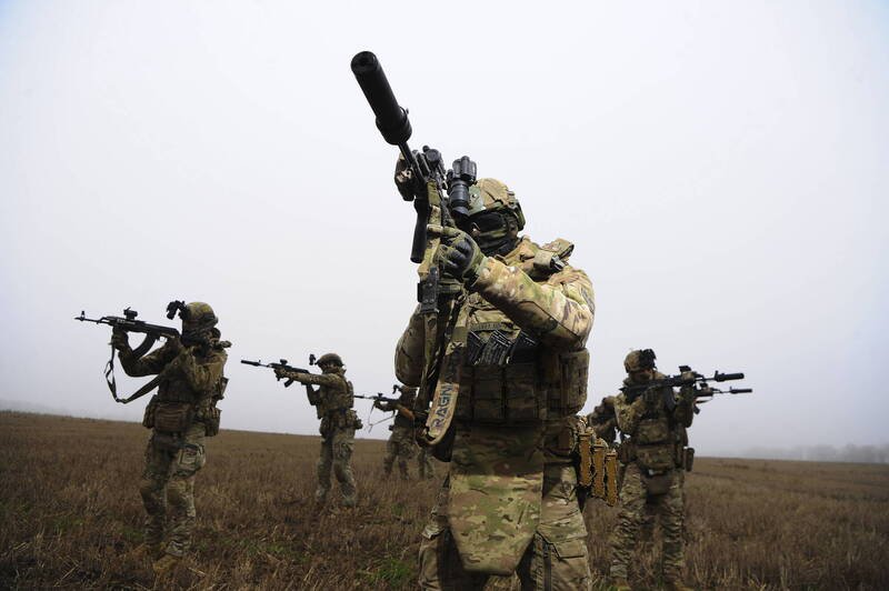 乌克兰正面临兵源不足的问题，基辅市长克里契科呼吁下修征兵年龄门槛。图为受训的乌军士兵。（欧新社）