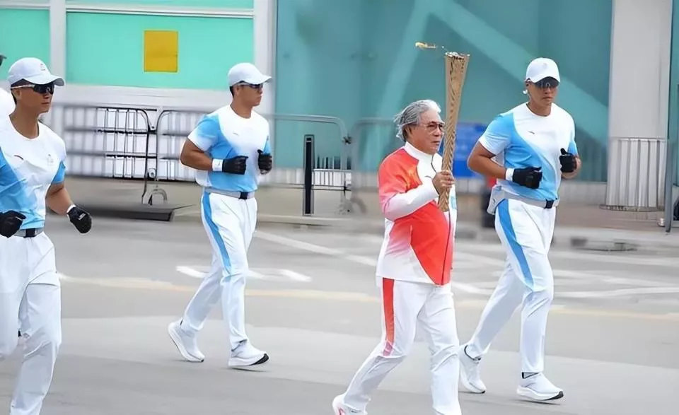 79岁霍震霆再破天花板,他仅用2个举动让豪门圈沉默