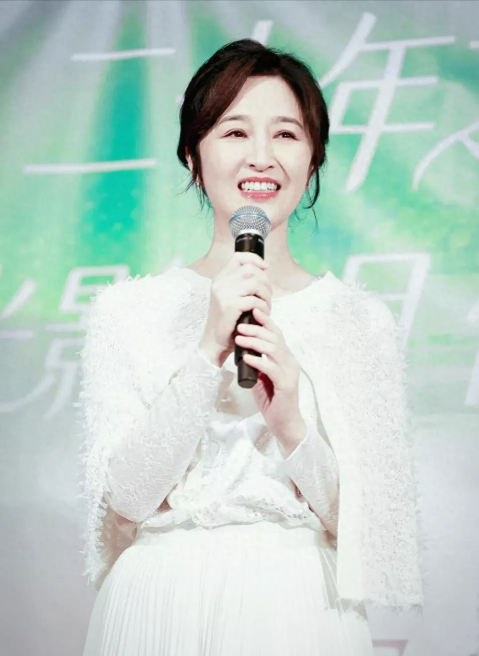 61岁关咏荷好美，素颜出席粉丝聚会