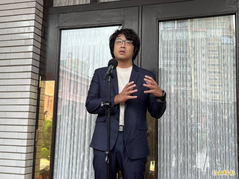 中国央视影片引用学者说法指称，可利用国际刑警组织（INTERPOL）「抓捕」民进党立委沈伯洋；国际刑警组织表示，红色通缉令申请须经审查，且不得涉及政治性质活动。图为沈伯洋今天上午7时许从德国返抵台北。（记者李文馨摄）