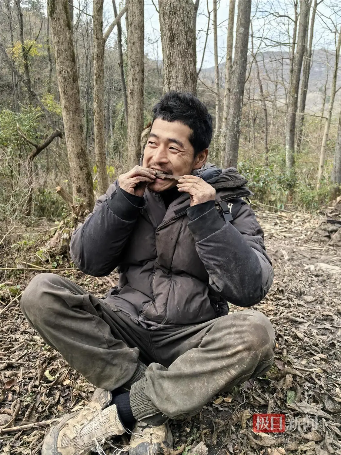 张家界荒野求生现场：选手将烤葛根当牛肉干吃…